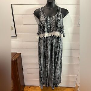 R2D – Black & White Maxi Dress – Est. Size L/XL